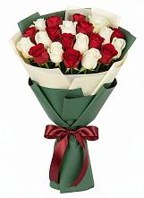 Букет Микс из красных и белых роз в Лисках