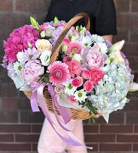 Композиция солнечный день в Лисках Цветочная композиция из Розы, Хризантемы, Пионы и Лизиантусы в корзине в Лисках