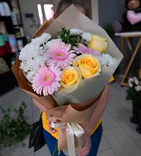 Букет цветов из:  Герберы, Розы и Хризантемы в Лисках