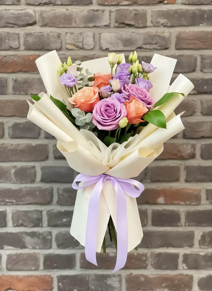 Букет цветов из: Лизиантусы и Розы в Лисках