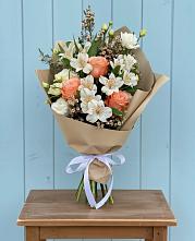 Букет цветов из:  Альстромерии, Лизиантусы, Розы и Хризантемы в Лисках