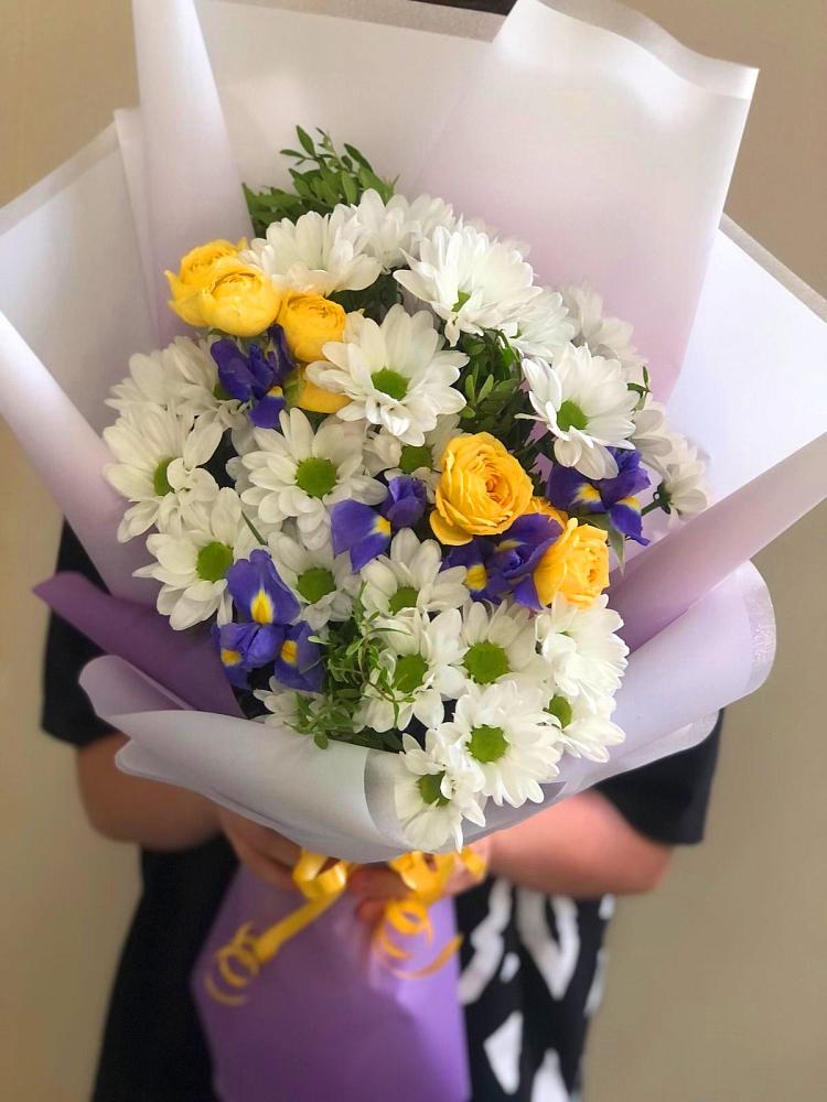 Букет цветов из: Ирисы, Хризантемы и Розы в Лисках