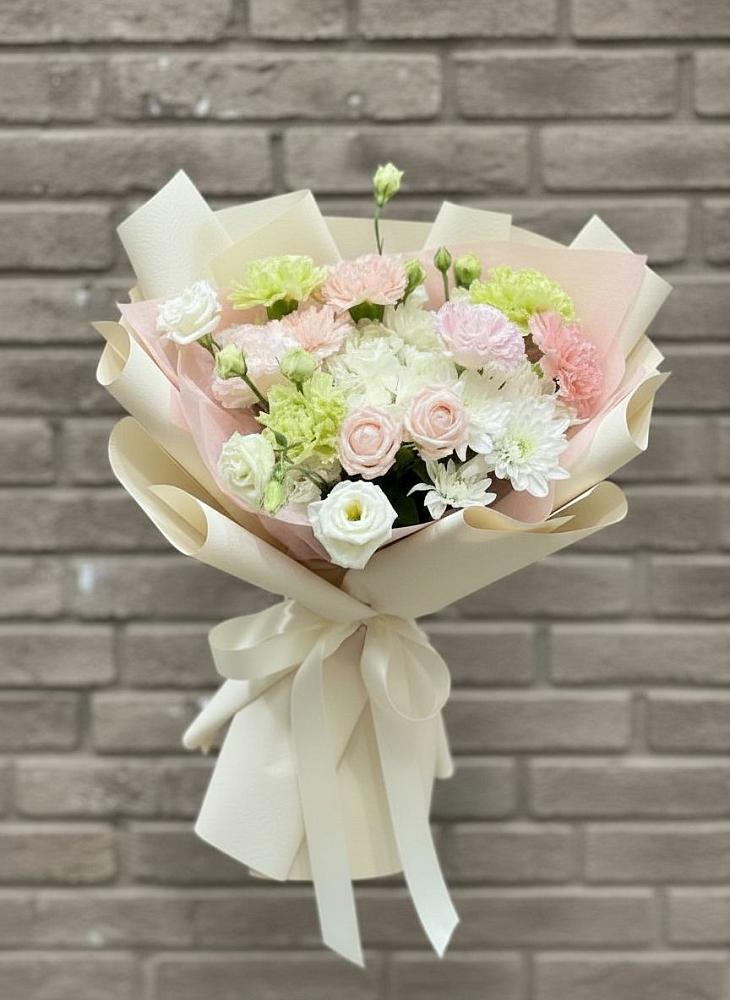 Букет цветов из: Гвоздики, Розы, Лизиантусы и Хризантемы в Лисках