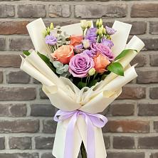 Букет цветов из:  Лизиантусы и Розы в Лисках