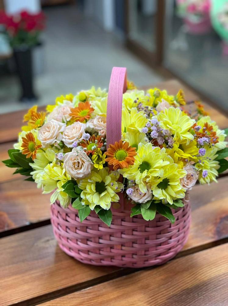 Цветочная композиция из Хризантемы и Розы в корзине в Лисках