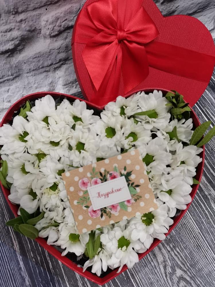 Цветочная композиция из Хризантемы в виде сердца в Лисках