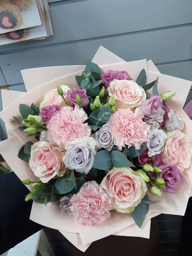 Букет цветов из: Розы, Гвоздики и Лизиантусы в Лисках