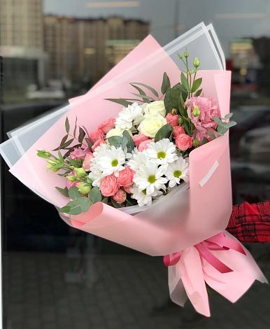 Букет цветов из: Розы, Лизиантусы и Хризантемы в Лисках
